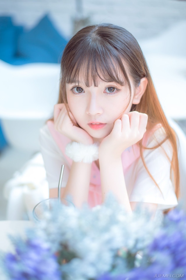 在一念之间，恨久了，说不定是另一片天空。等待太久，心会干涸么?虽然时间冲淡了一切，而心却在原来的位置，执着的跳着……